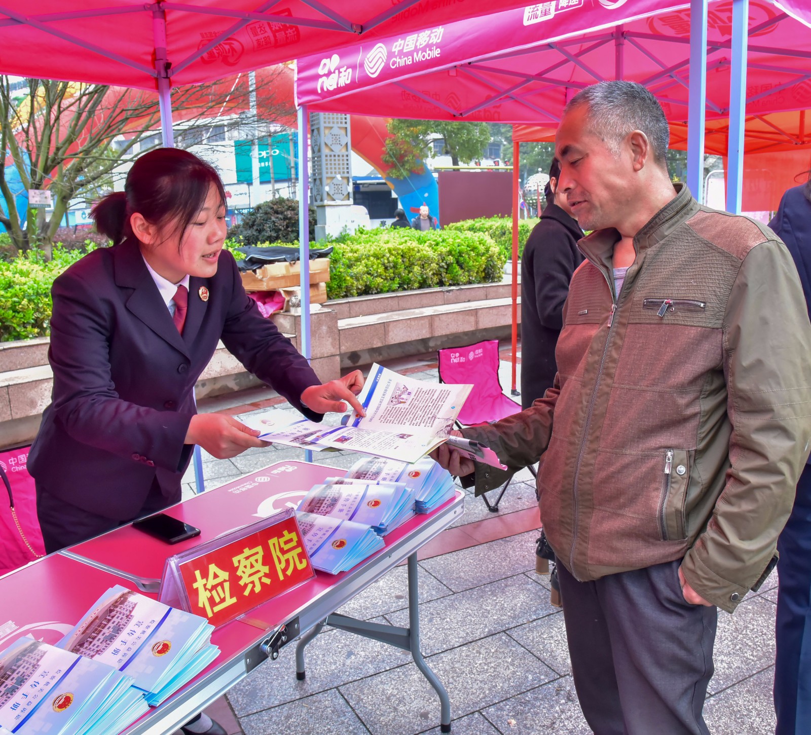 发放宣传资料.jpg