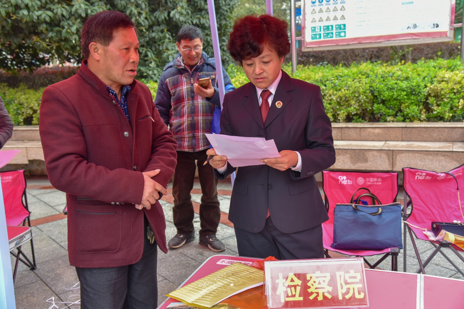 民行科科长谢卫红现场答疑解惑.jpg