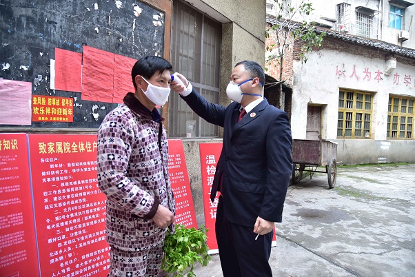 党员志愿者为进出人员测量体温（小图）.jpg