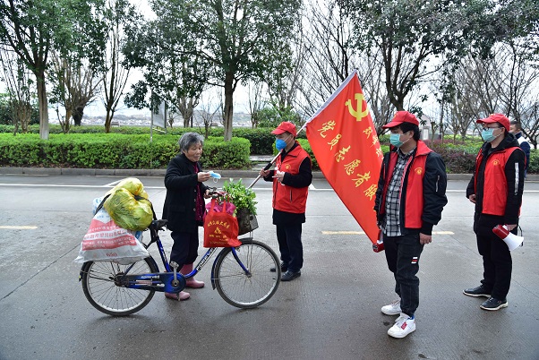劝导市民外出戴好口罩.jpg