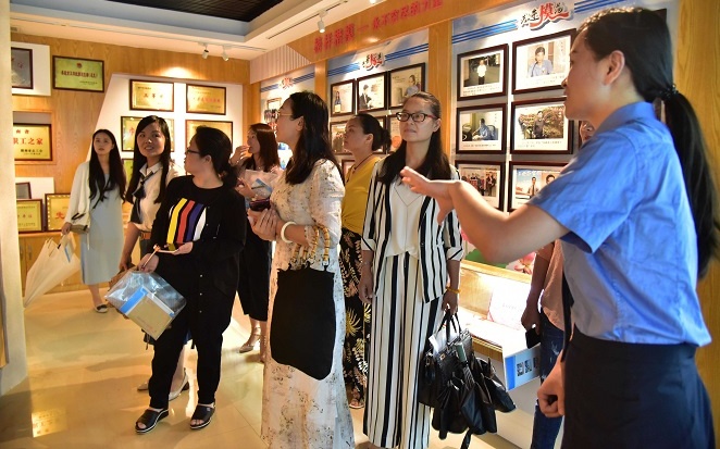 与会代表参观检察文化馆_看图王.jpg