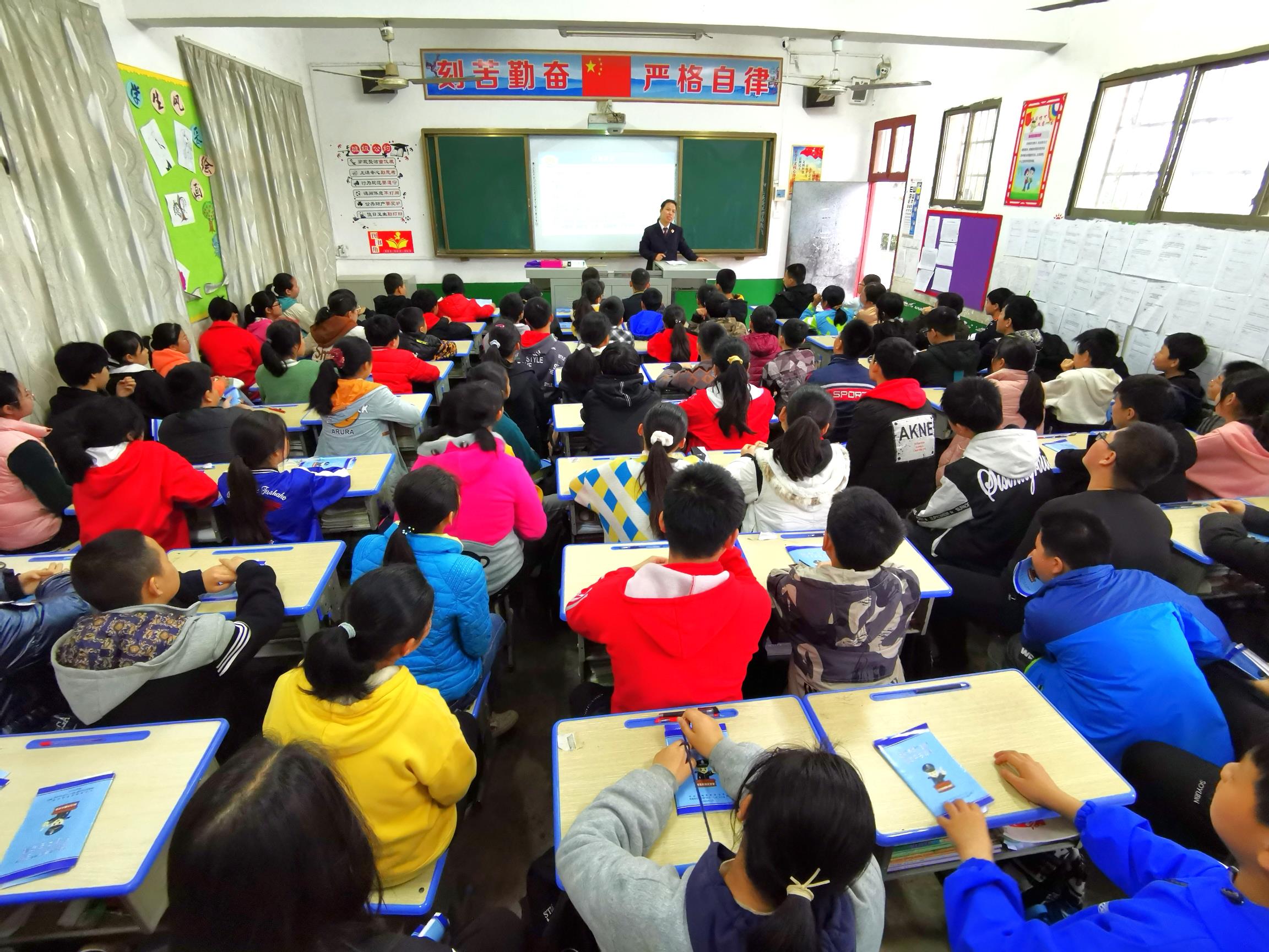 检察官李艳齐在花门一中讲课.jpg